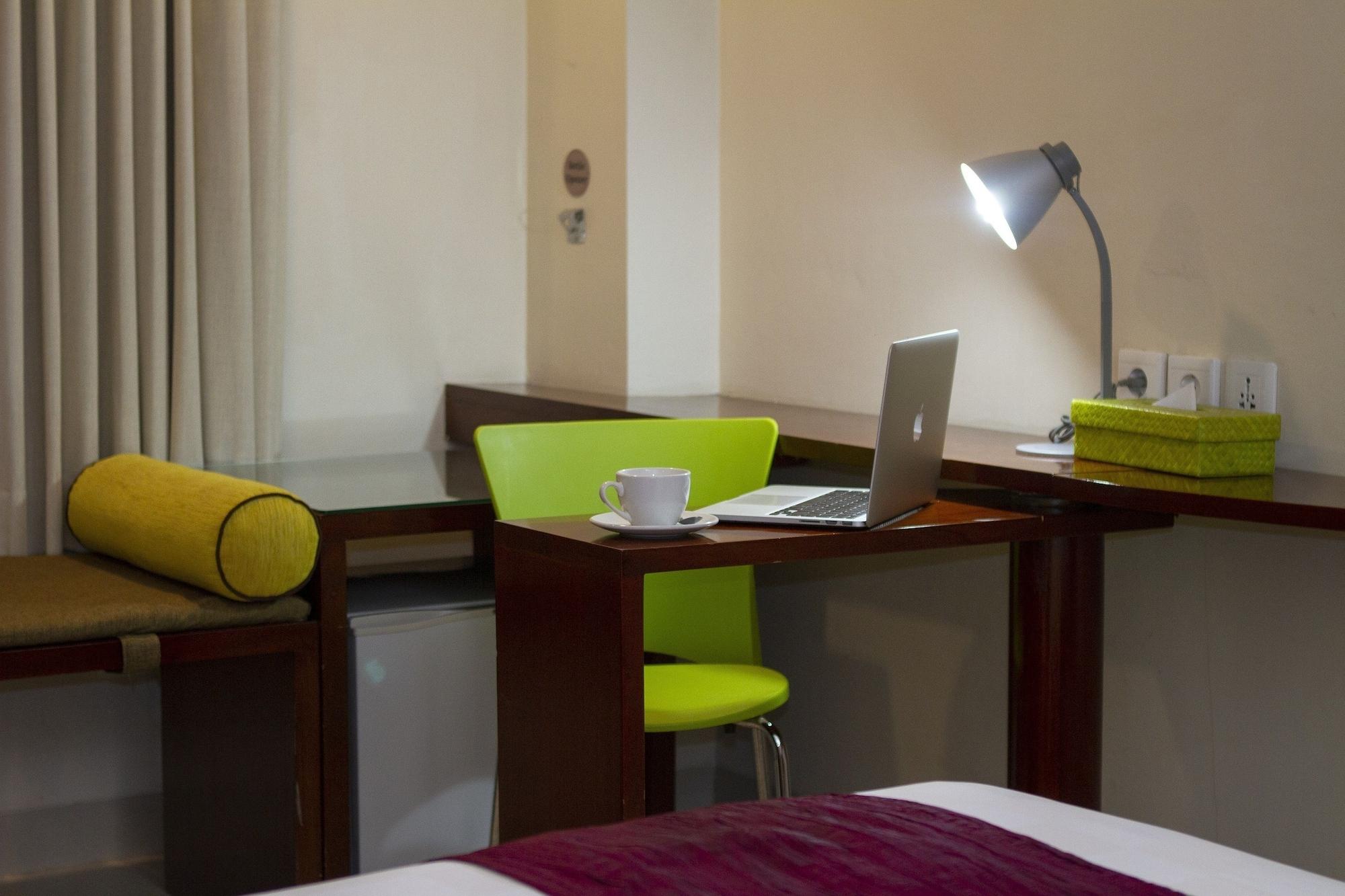 Primebiz Hotel Kuta Kuta Lombok Exteriör bild